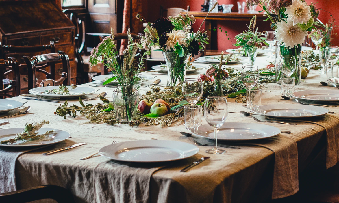 Feature image for "5 Beautiful Thanksgiving Tables + Tips On How To Get The Look"