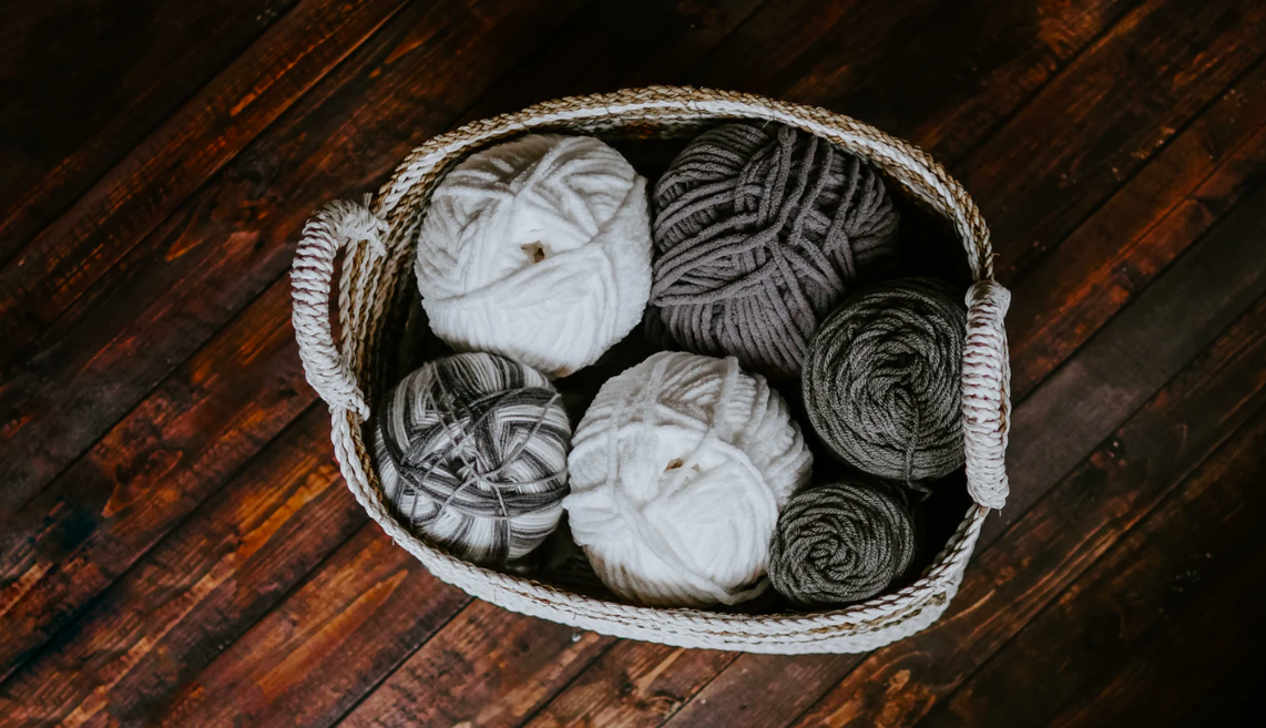 Grey and white balls of yarn